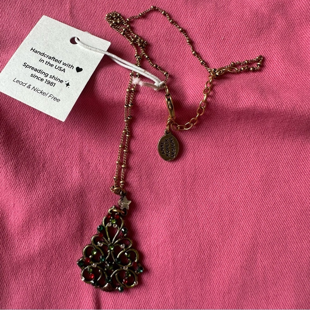Gold and Green Necklace with Intricate Chain Work